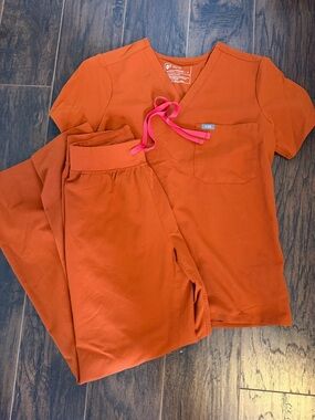 Figs Orange Set with Pink Drawstring